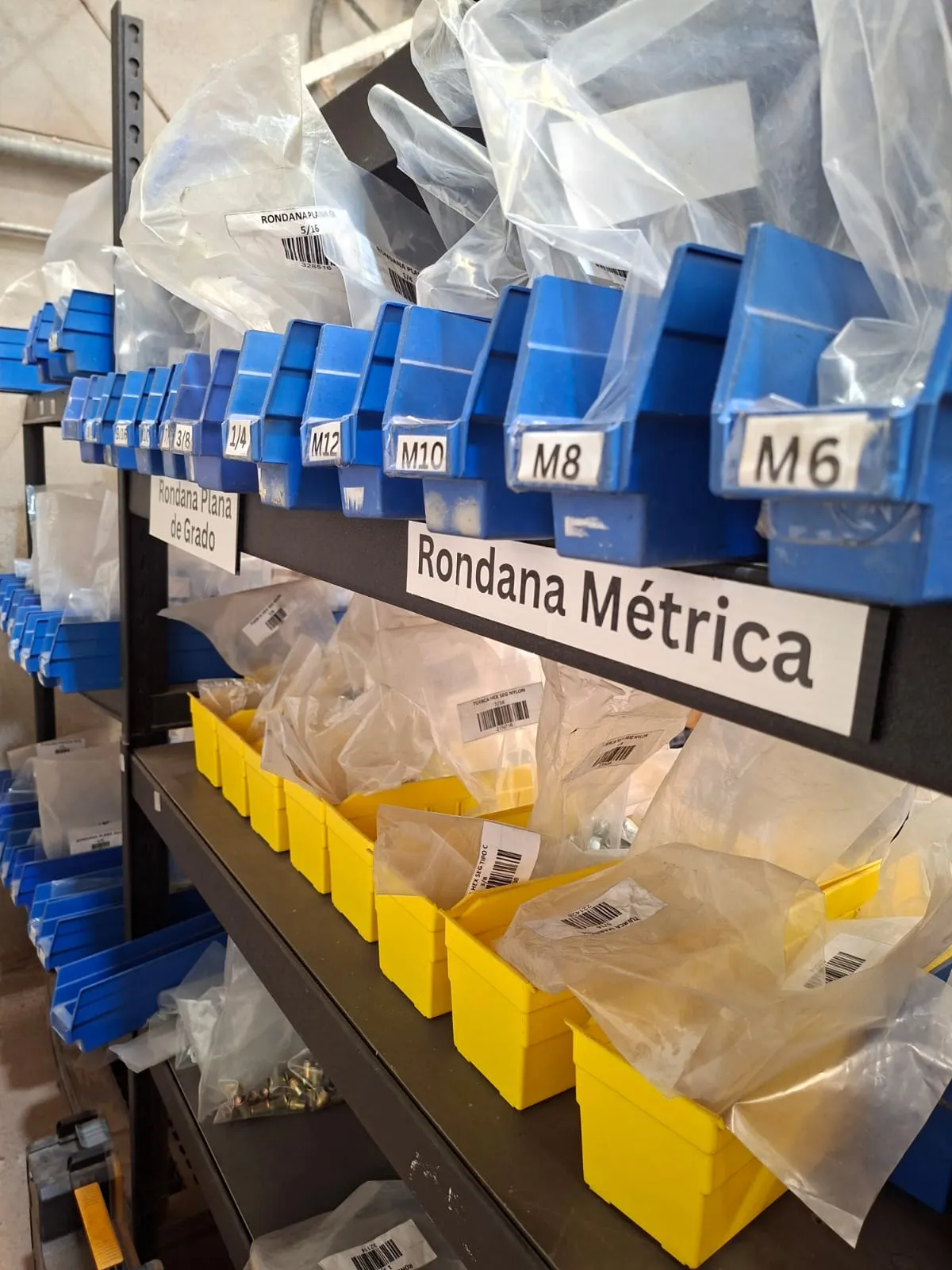 Estantería con inventario de tornillería en Ensenada